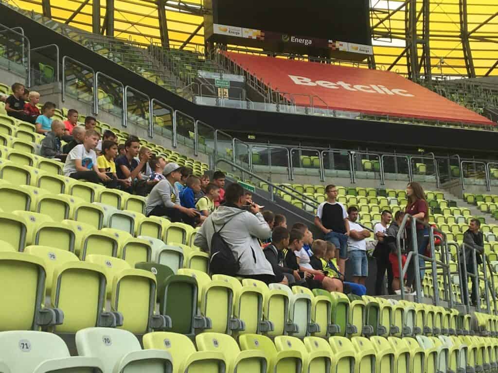 zawodnicy jednego z klubów piłkarskich, z południa Polski, zwiedzają stadion